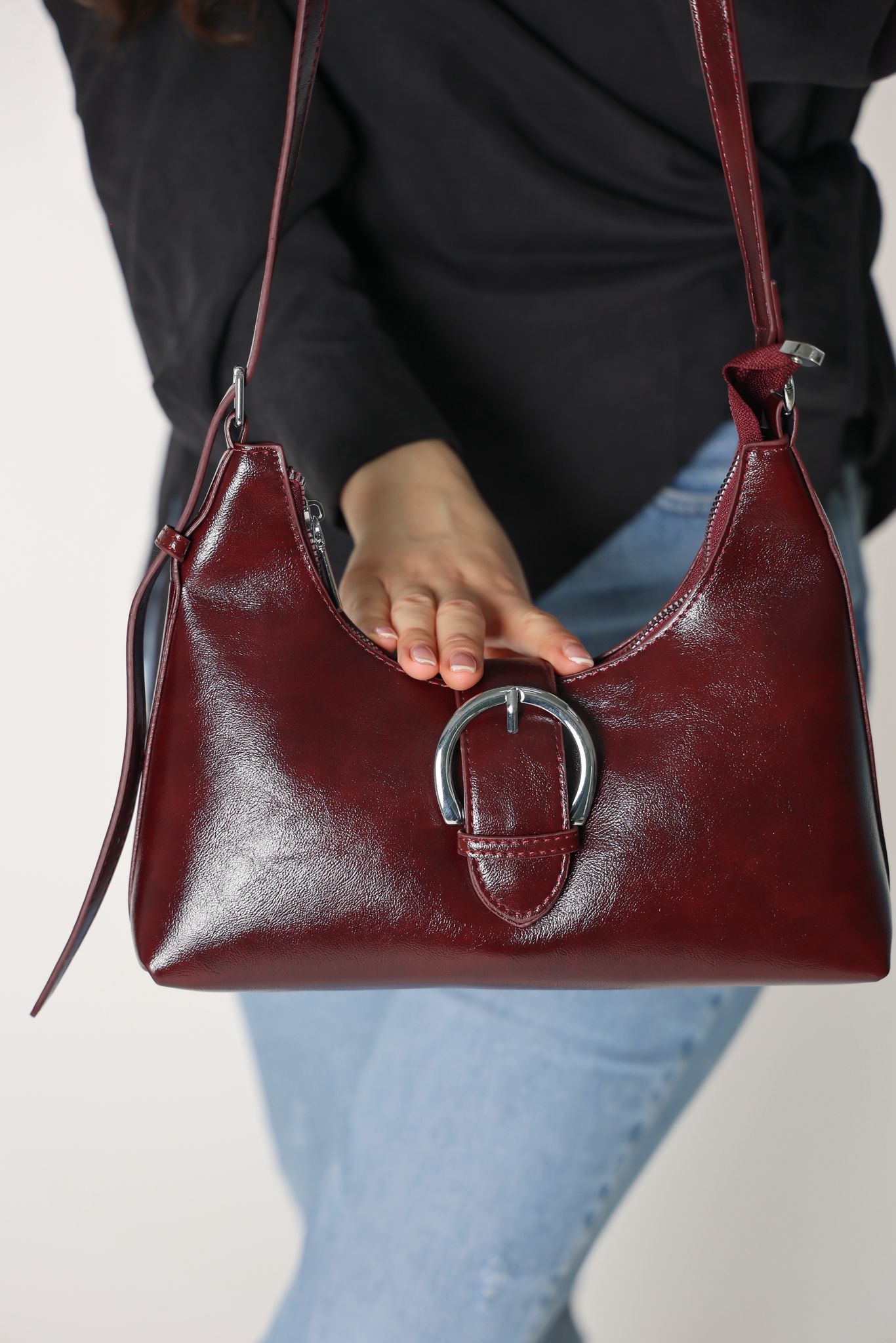 حقيبه جلديه باللون الخمري