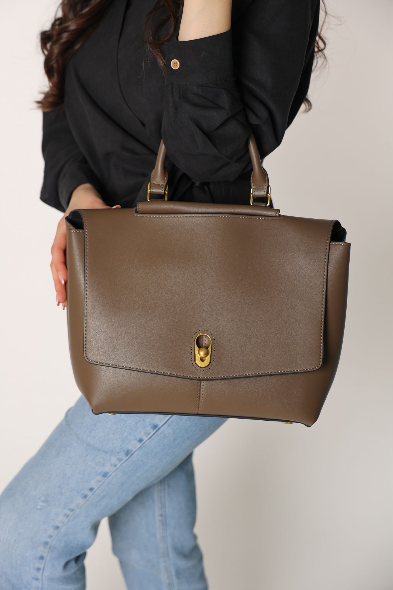 شنطه باللون الكاكي