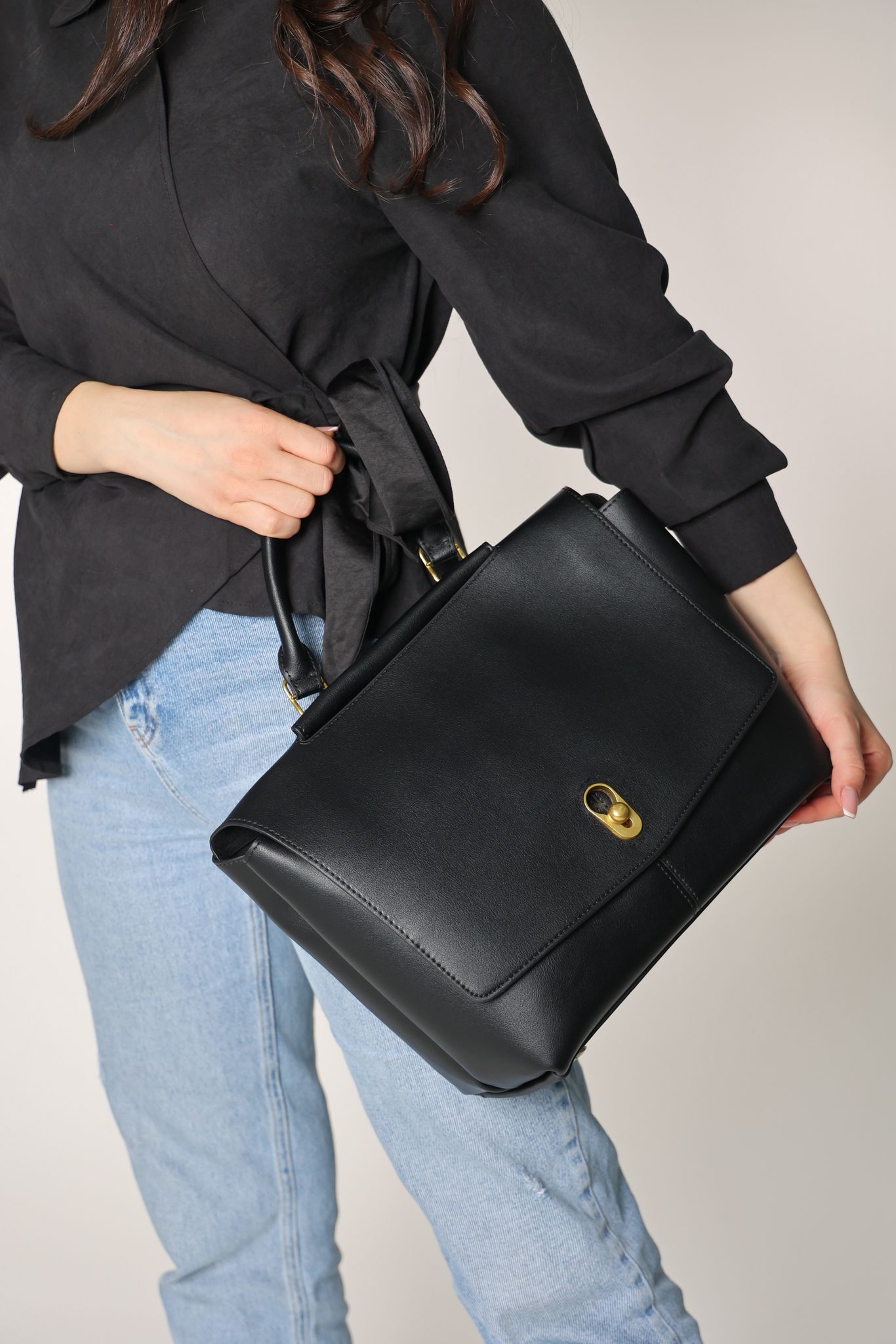 شنطه باللون الاسود