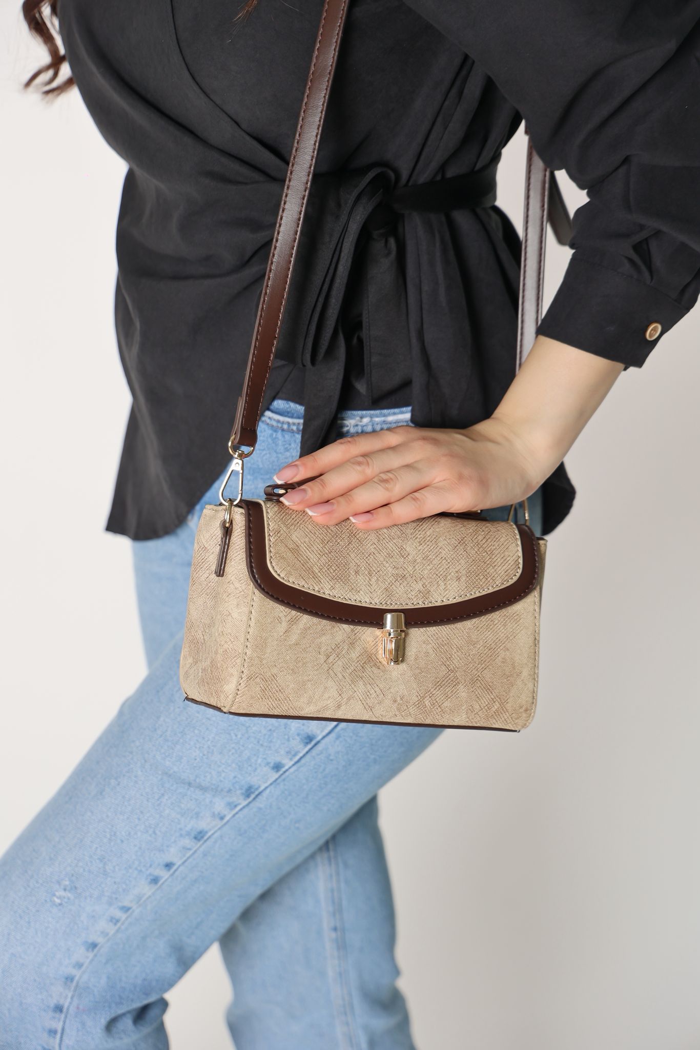 شنطه باللون البيج والبني