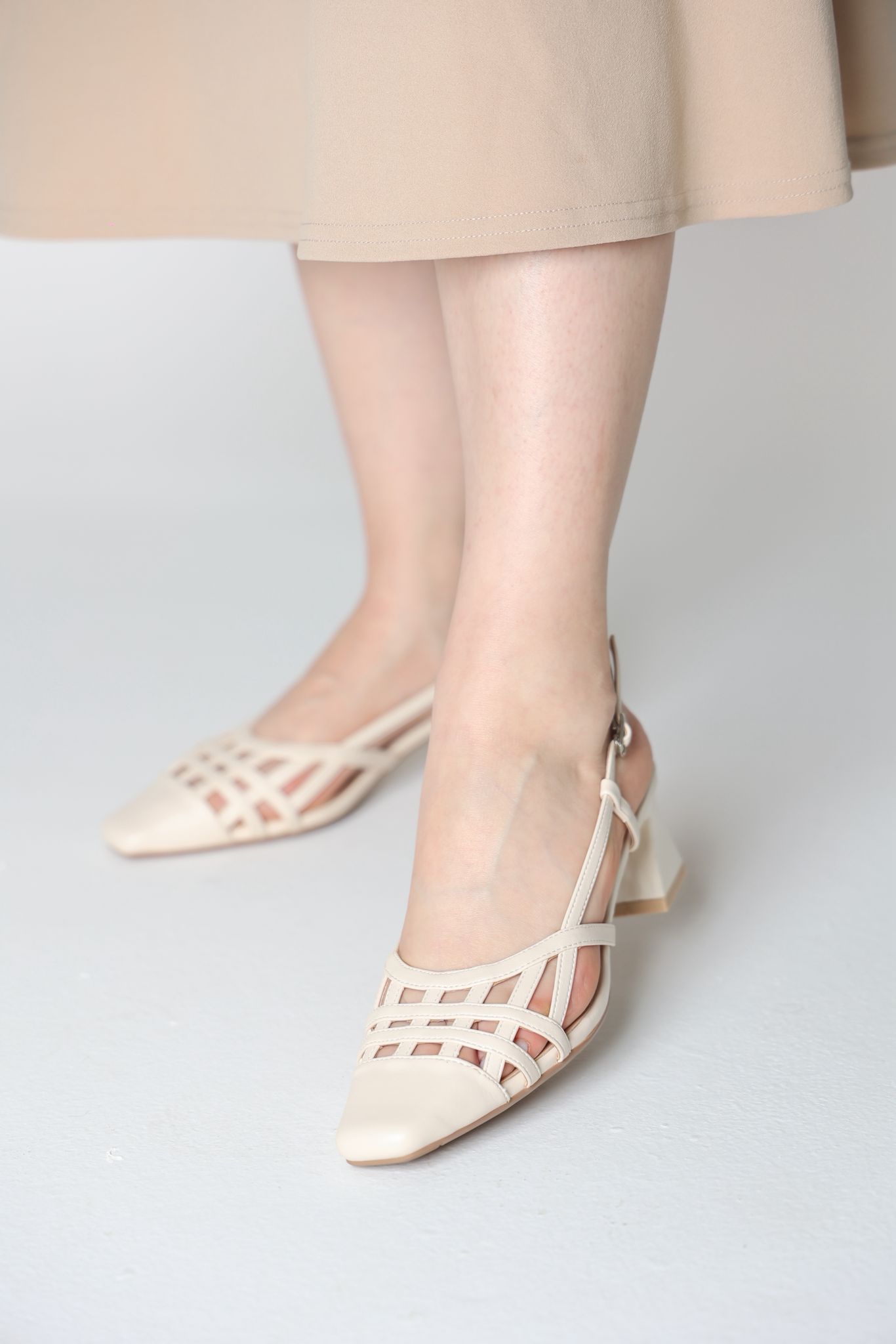 صندل باللون البيج