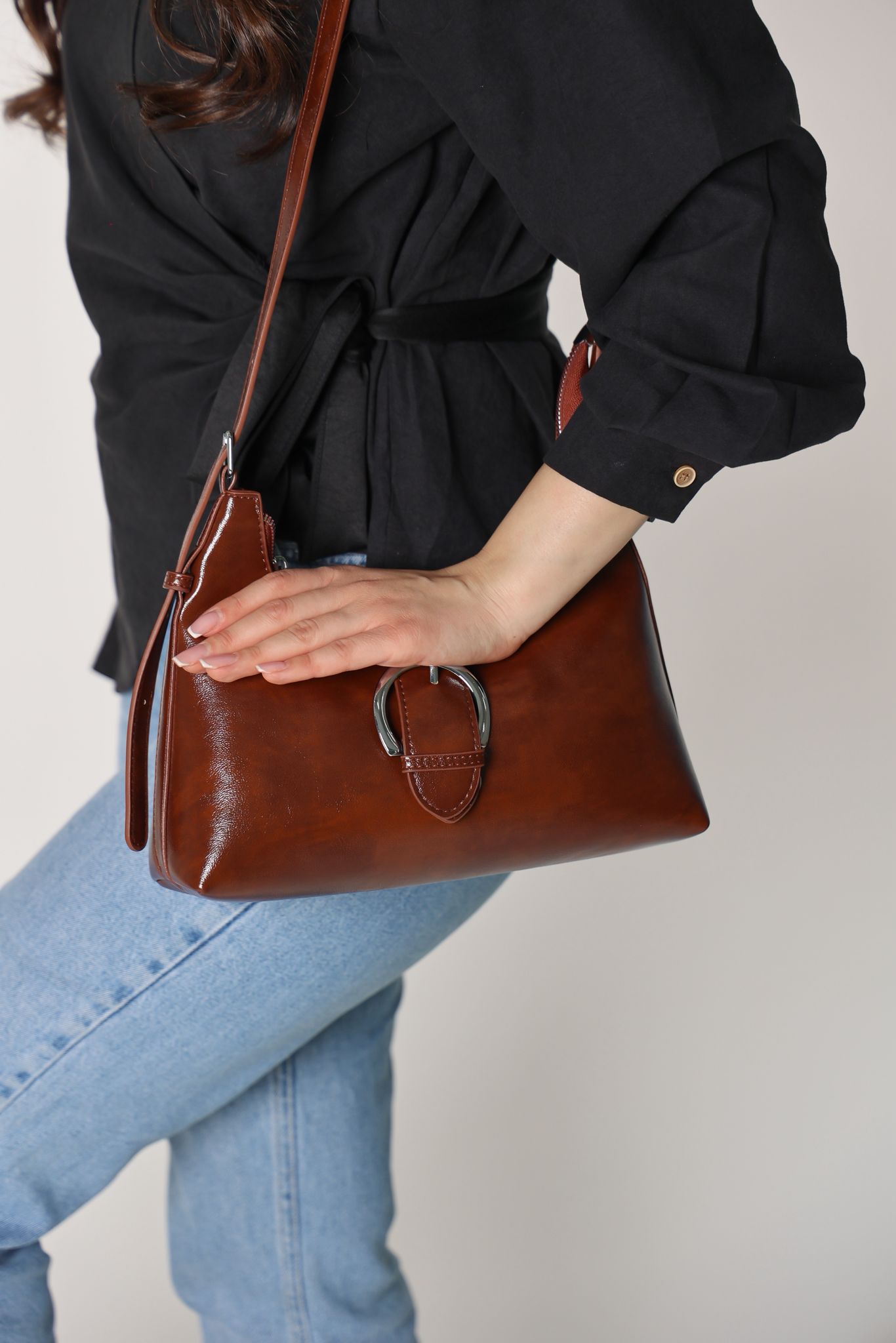 حقيبه جلديه باللون الكاميل