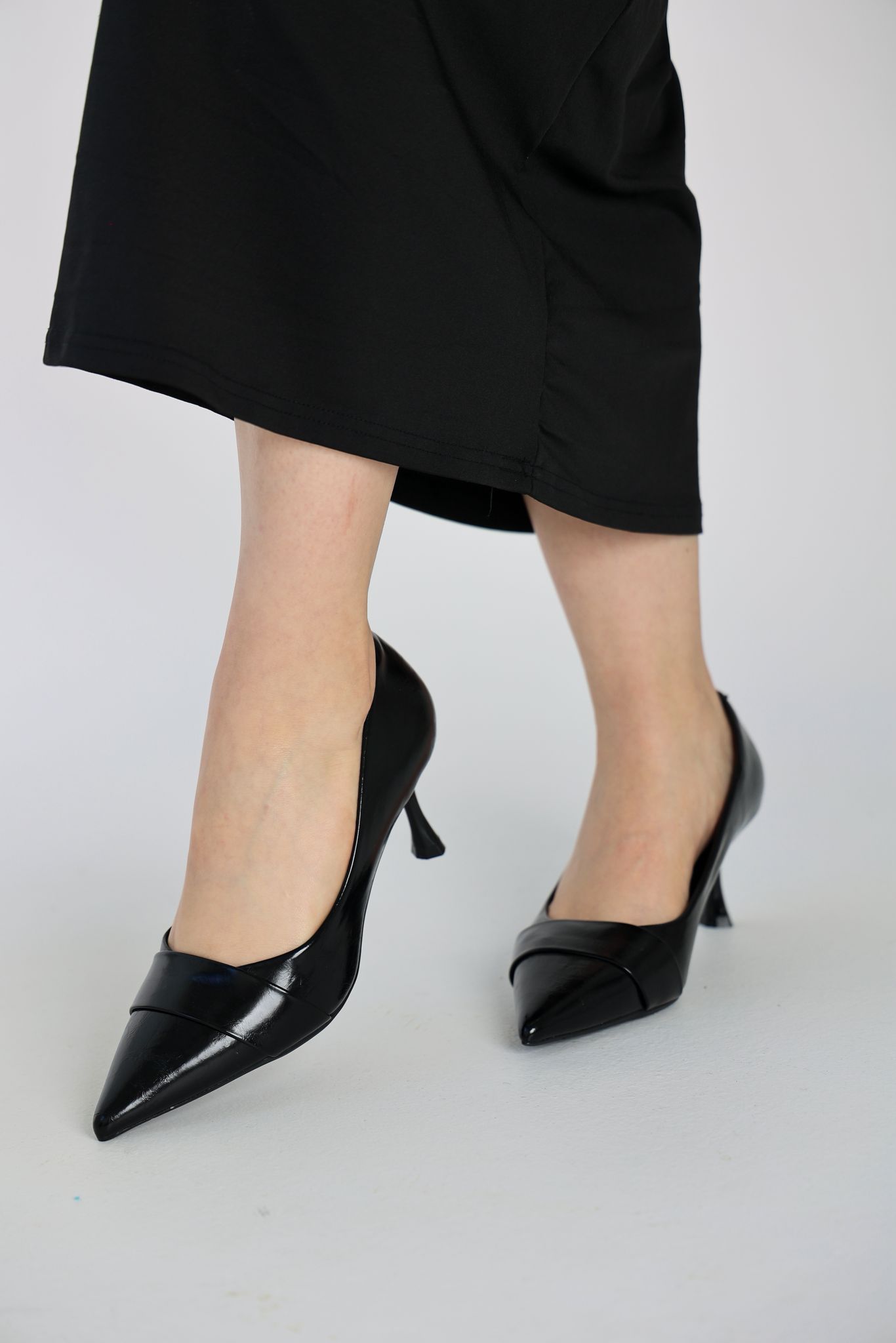 كعب باللون الاسود بارتفاع(7سم)