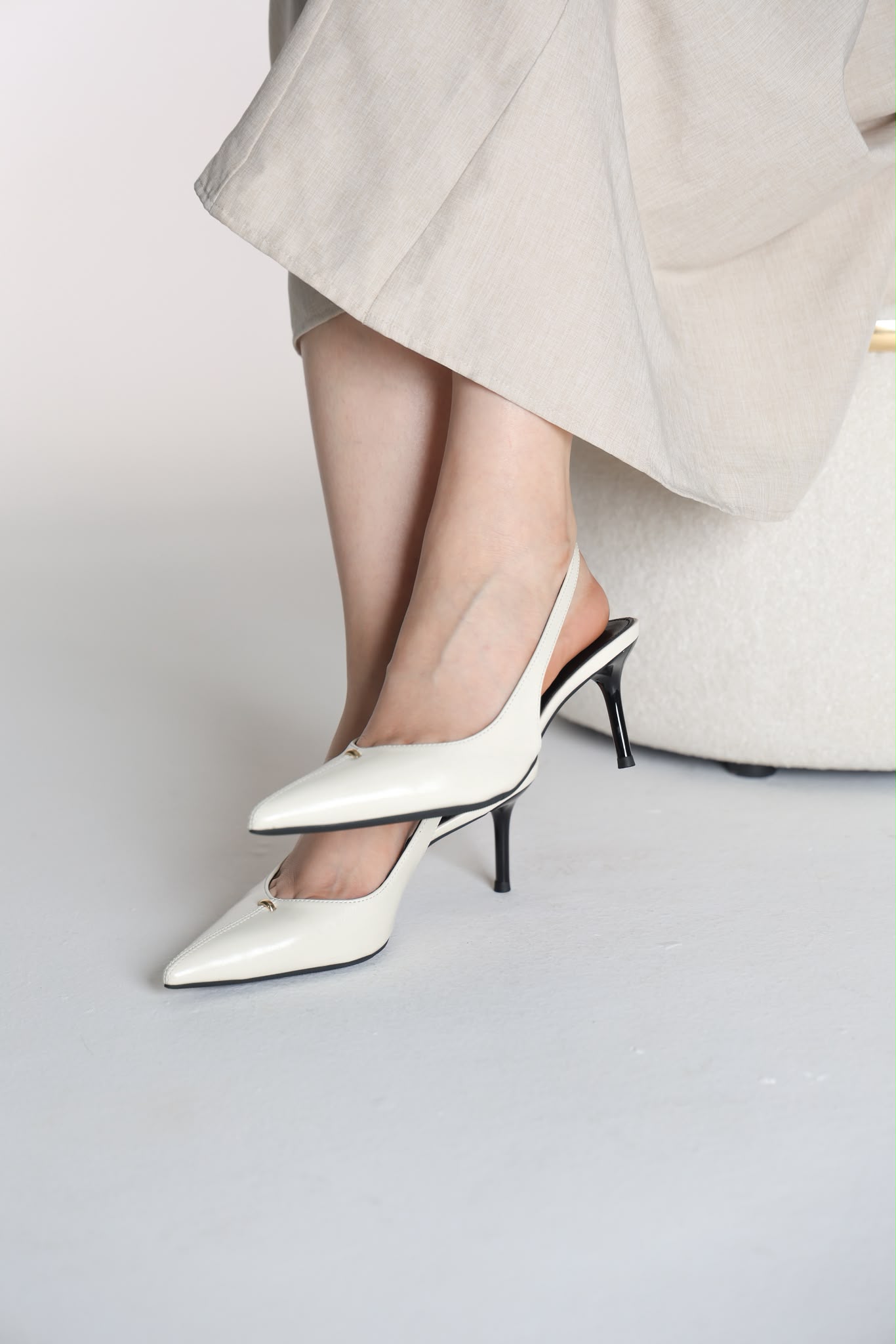 هيلز باللون الاوف وايت